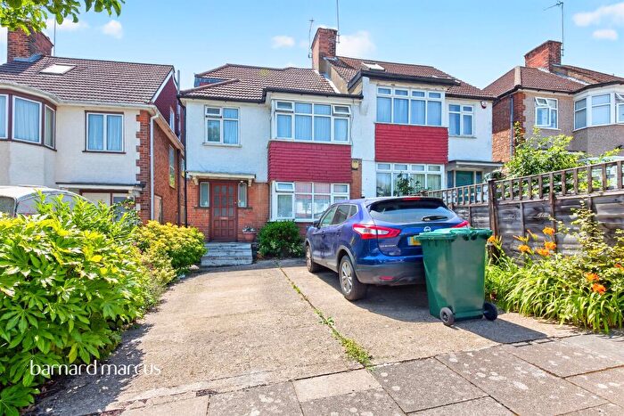 4 Bedroom Semi-Detached House For Sale In Dalmeny Road, Barnet, EN5