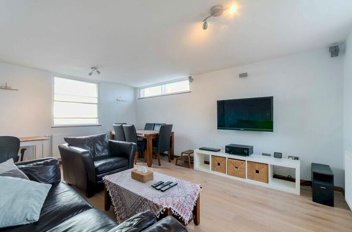2 Bedroom Flat To Rent In Kingston Hill, Kingston Hill, Kingston Upon Thames, KT2