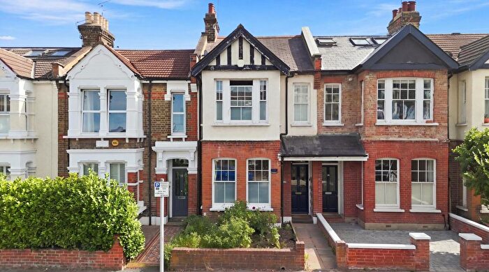 3 Bedroom Property For Sale In Oak Hall Road, Wanstead, E11