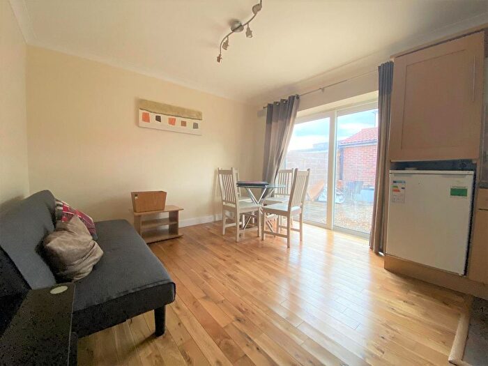 1 Bedroom Flat To Rent In Star Road, Uxbridge, UB10