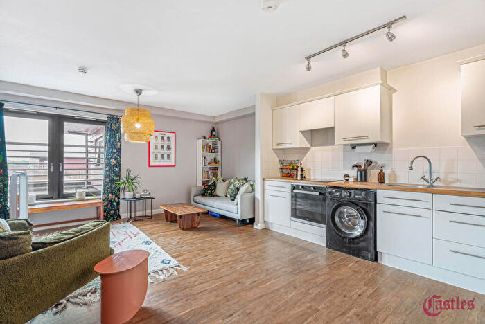 1 Bedroom Flat For Sale In Mackintosh Lane, London, E9 - Photo 2