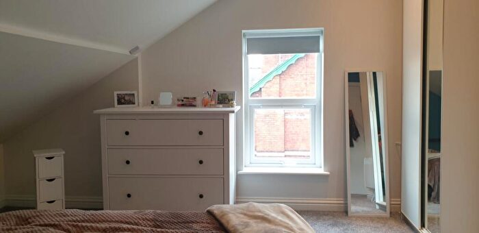 1 Bedroom Flat To Rent In Flat, Monks Road - Bed, LN2