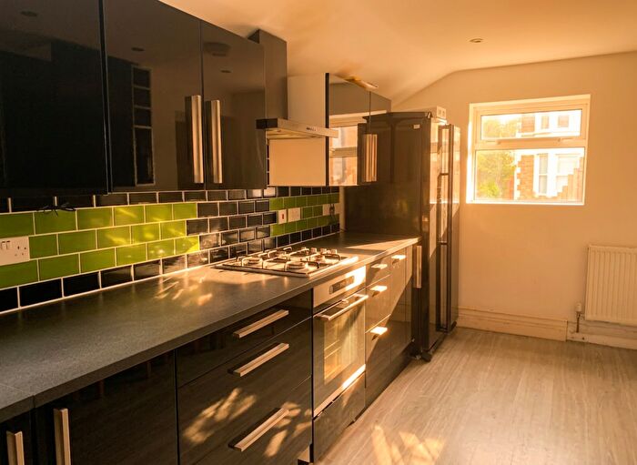 6 Bedroom House To Rent In Hinton Road - Bed Ex Bills, Fishponds, South West, BS16