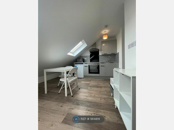 Studio To Rent In Grenoble Gardens, London, N13