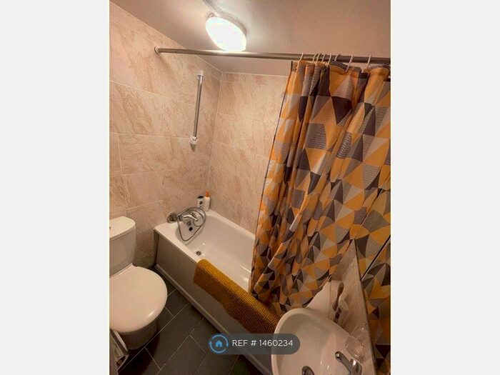 2 Bedroom Flat To Rent In Sturrock Close, London, N15