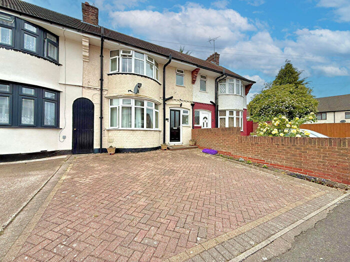 3 Bedroom Terraced House For Sale In Brackendale Grove, Luton, LU3