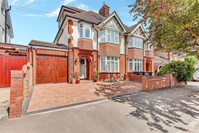 4 Bedroom Semi-Detached House For Sale In Greenshields Road, Bedford, MK40