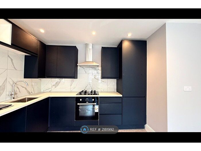 2 Bedroom Flat To Rent In Crescent Drive, Aldershot, GU12