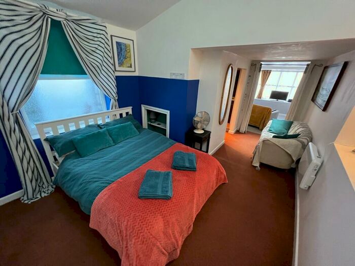 1 Bedroom Flat For Sale In George Street, New Quay, SA45