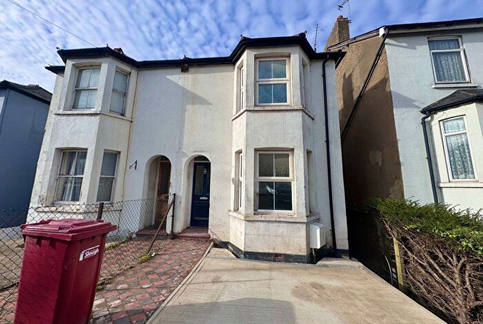 3 Bedroom Property To Rent In Stoke Road, Slough, SL2