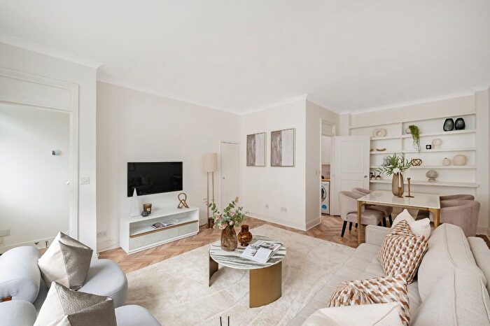 2 Bedroom Flat For Sale In De Vere Mews, Kensington, London, W8