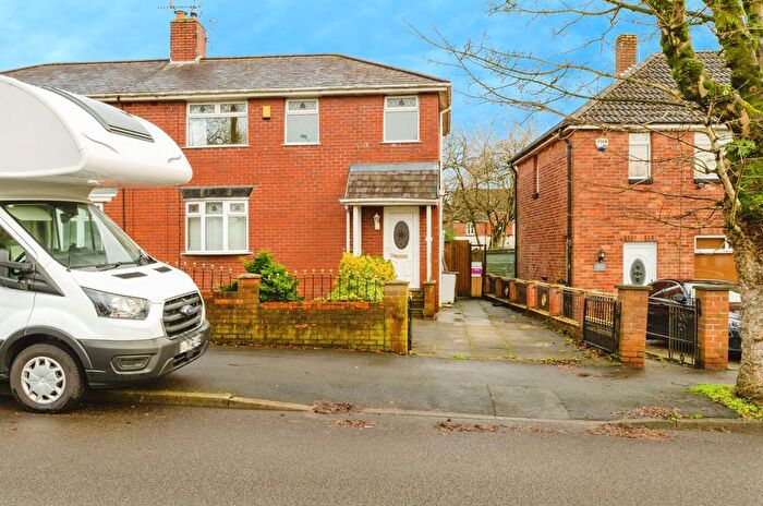 3 Bedroom Semi-Detached House For Sale In Chestnut Road, Wigan, WN1