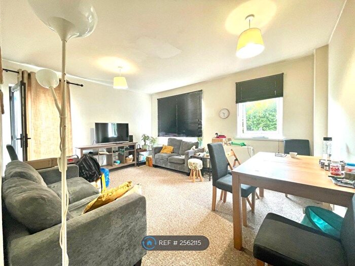 3 Bedroom Flat To Rent In Summer Hill Court, Bristol, BS5
