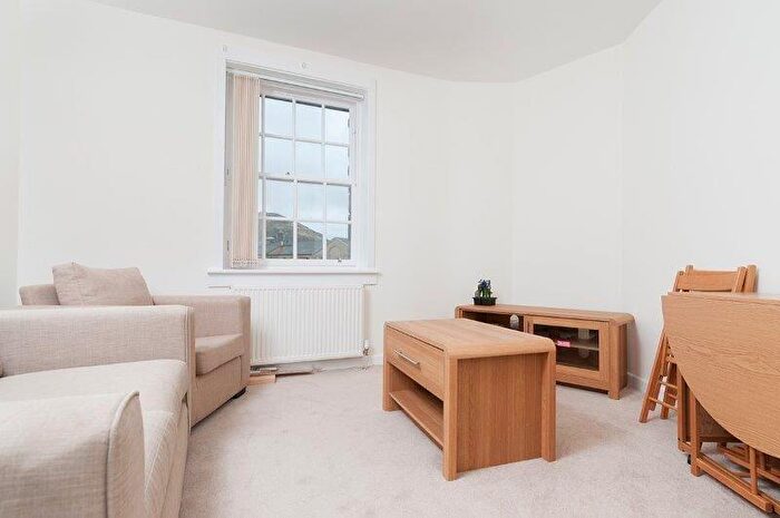 2 Bedroom Flat To Rent In L East Crosscauseway, Edinburgh, EH8