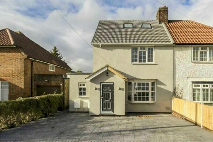 2 Bedroom Flat To Rent In Saxon Drive, London, W3