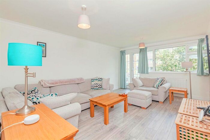 2 Bedroom Flat To Rent In Chalford Court, - Putney Hill, London, SW15