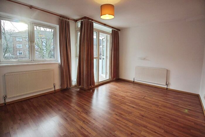 2 Bedroom Flat To Rent In Dianthus Close, London, SE2