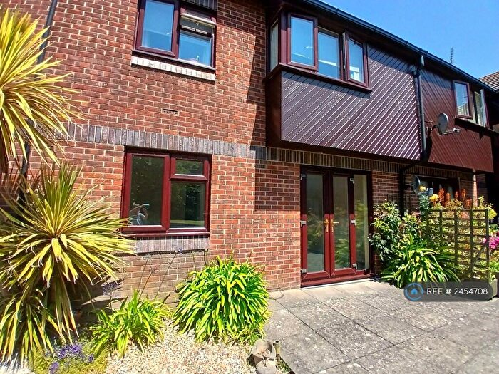 2 Bedroom Flat To Rent In Sea Front, Hayling Island, PO11