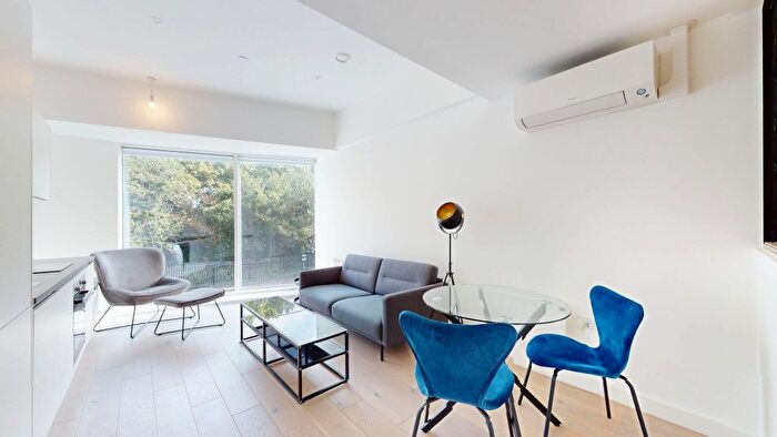 1 Bedroom Flat To Rent In Great West Road, Brentford, TW8