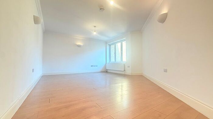 3 Bedroom Flat To Rent In Bennetts Yard, Uxbridge, UB8