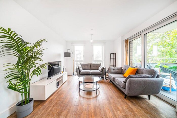 3 Bedroom Flat To Rent In Hannaford Walk, Ivy Point, E3