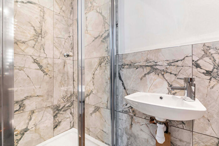 6 Bedroom House To Rent In Burley Lodge Road, Leeds, LS6