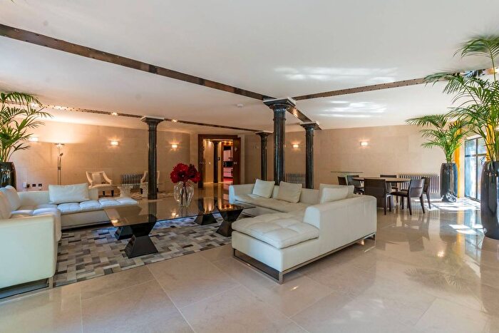 3 Bedroom Flat To Rent In Northumberland Avenue, Charing Cross, London, WC2N