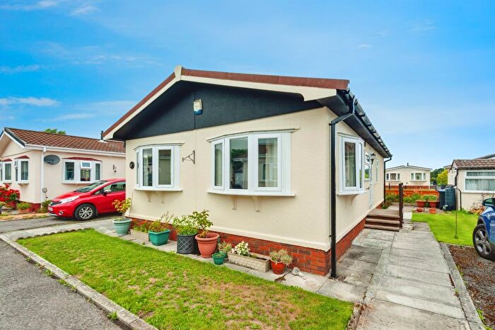 2 Bedroom Mobile/park Home For Sale In Delamere Road, Norley, Frodsham, WA6
