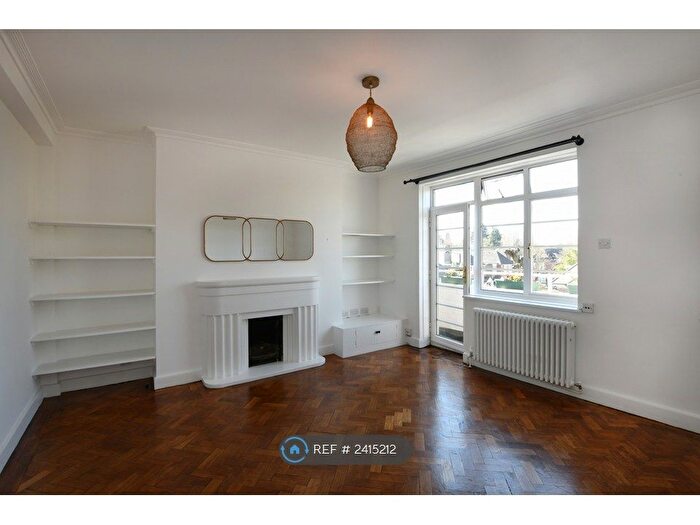3 Bedroom Flat To Rent In Highcroft, London, N6