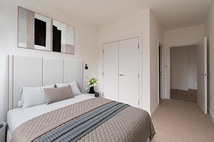 2 Bedroom Apartment For Sale In St Andrews Court, Thame, OX9