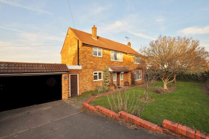 5 Bedroom Detached House To Rent In Bryanstone Close, Guildford, Surrey, GU2