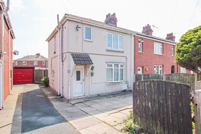 3 Bedroom End Of Terrace House For Sale In The Mount, Castleford, WF10