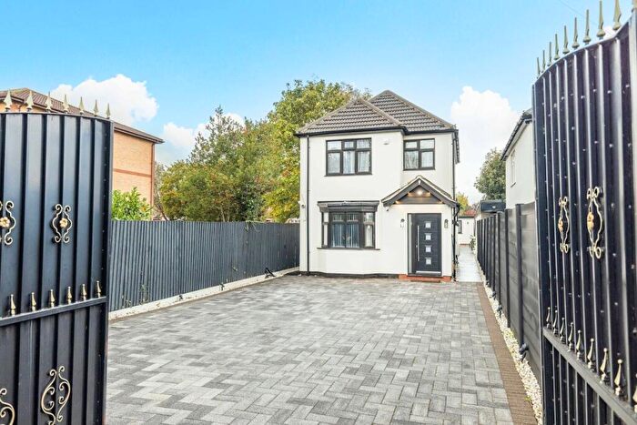 4 Bedroom Detached House For Sale In Bath Road, Slough, SL1