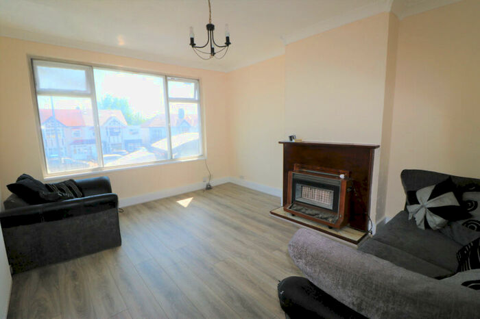 1 Bedroom Flat To Rent In Eastern Avenue, Ilford, Essex, IG4