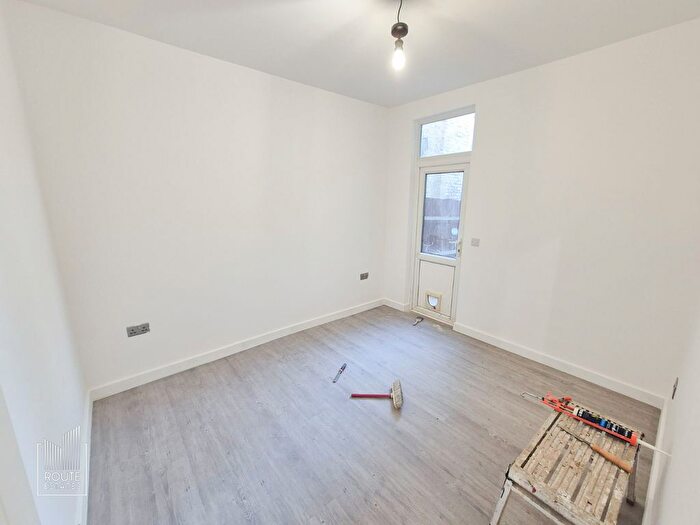 2 Bedroom Flat To Rent In Park Avenue, Enfield, N13