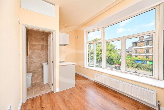 Apartment To Rent In High Street, London, N8