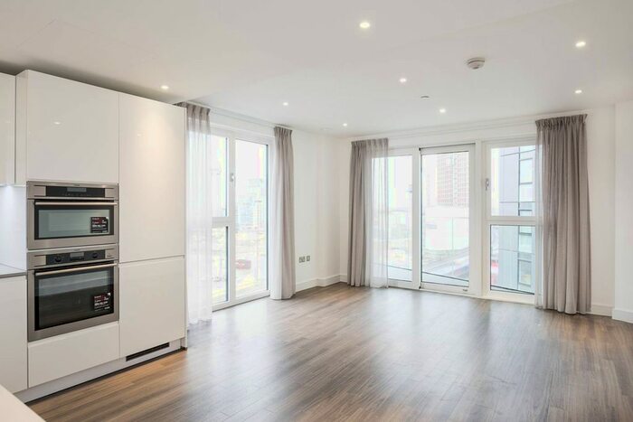 2 Bedroom Flat To Rent In Wandsworth Road, Vauxhall, London, SW8