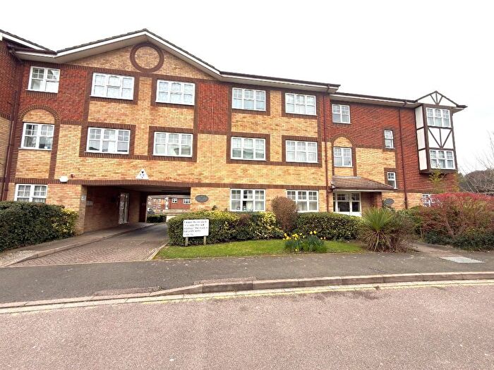 2 Bedroom Flat For Sale In Marquis Court, Earls Meade, Old Bedford Road Area, Luton, Bedfordshire, LU2