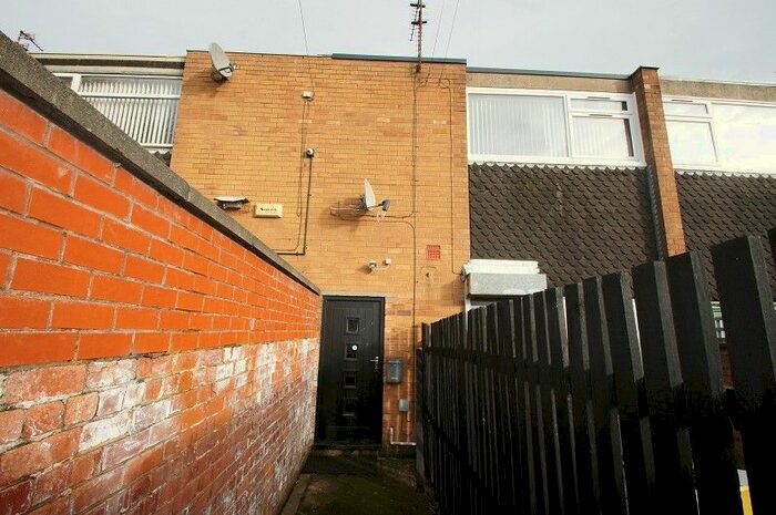 2 Bedroom Flat To Rent In Gleneagles Road, Great Sutton, Ellesmere Port, Cheshire., CH66