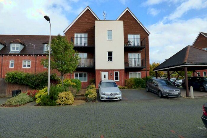 2 Bedroom Apartment To Rent In Outfield Crescent, Wokingham, RG40