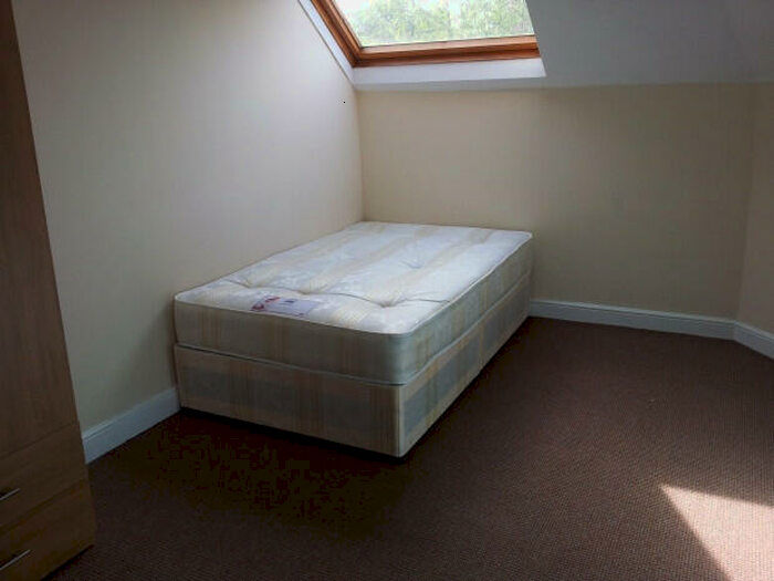 10 Bedroom House To Rent In Regent Park Avenue, Leeds, LS6