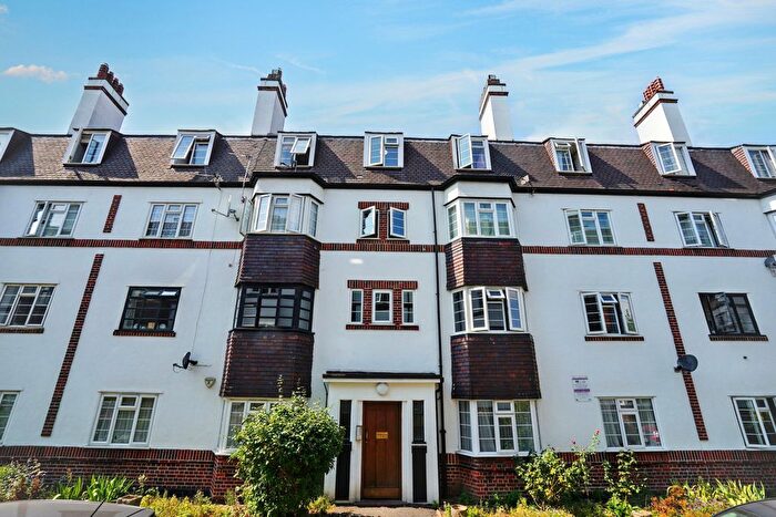 3 Bedroom Flat For Sale In Barrow Road, London, SW16