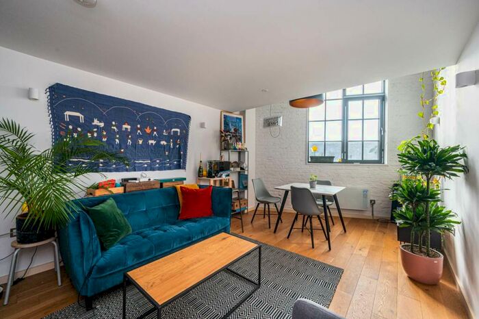 2 Bedroom Flat To Rent In Highgate Road, Kentish Town, London, NW5