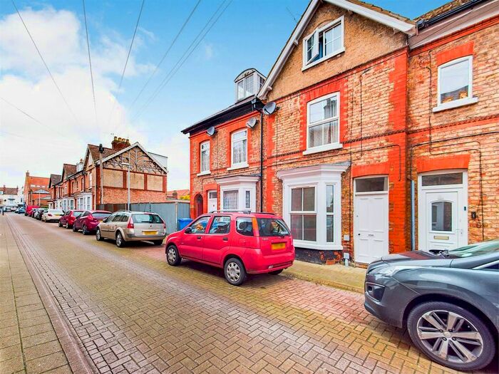 Houses for sale & to rent in YO25 5AB, Oakley Avenue, Driffield And