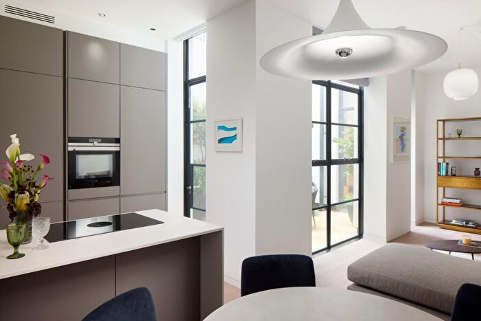 1 Bedroom Apartment To Rent In Half Moon Court, EC1A