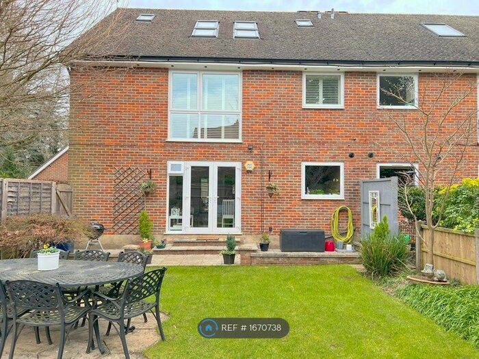 2 Bedroom Flat To Rent In Birkett Way, Chalfont St. Giles, HP8