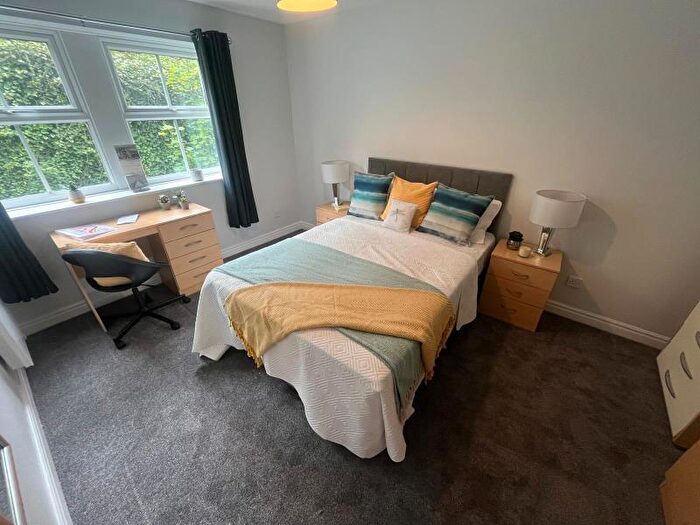 2 Bedroom Flat To Rent In The Cricketers, LS5