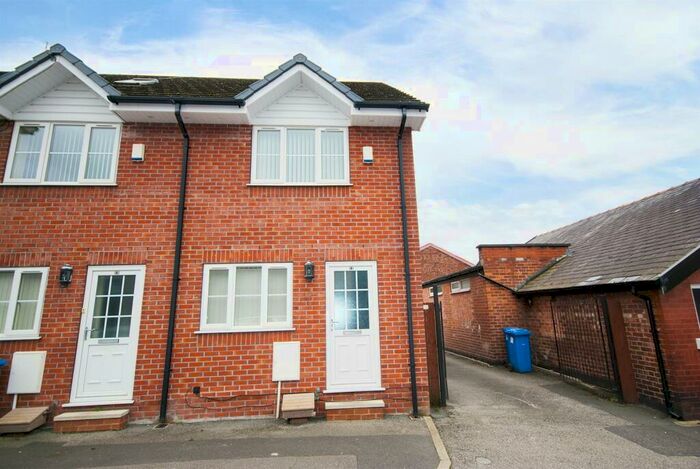 3 Bedroom Town House To Rent In Annan Street, Denton, Manchester, M34