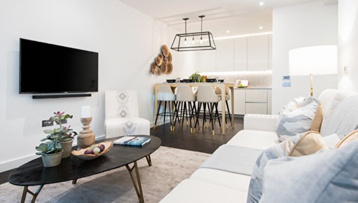 2 Bedroom Flat To Rent In Thornes House, London, SW11