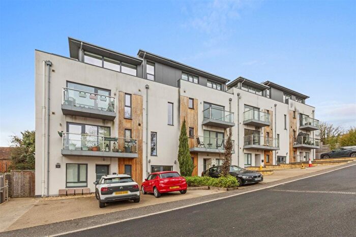 2 Bedroom Flat For Sale In Walk Of Town, High Wycombe, HP11